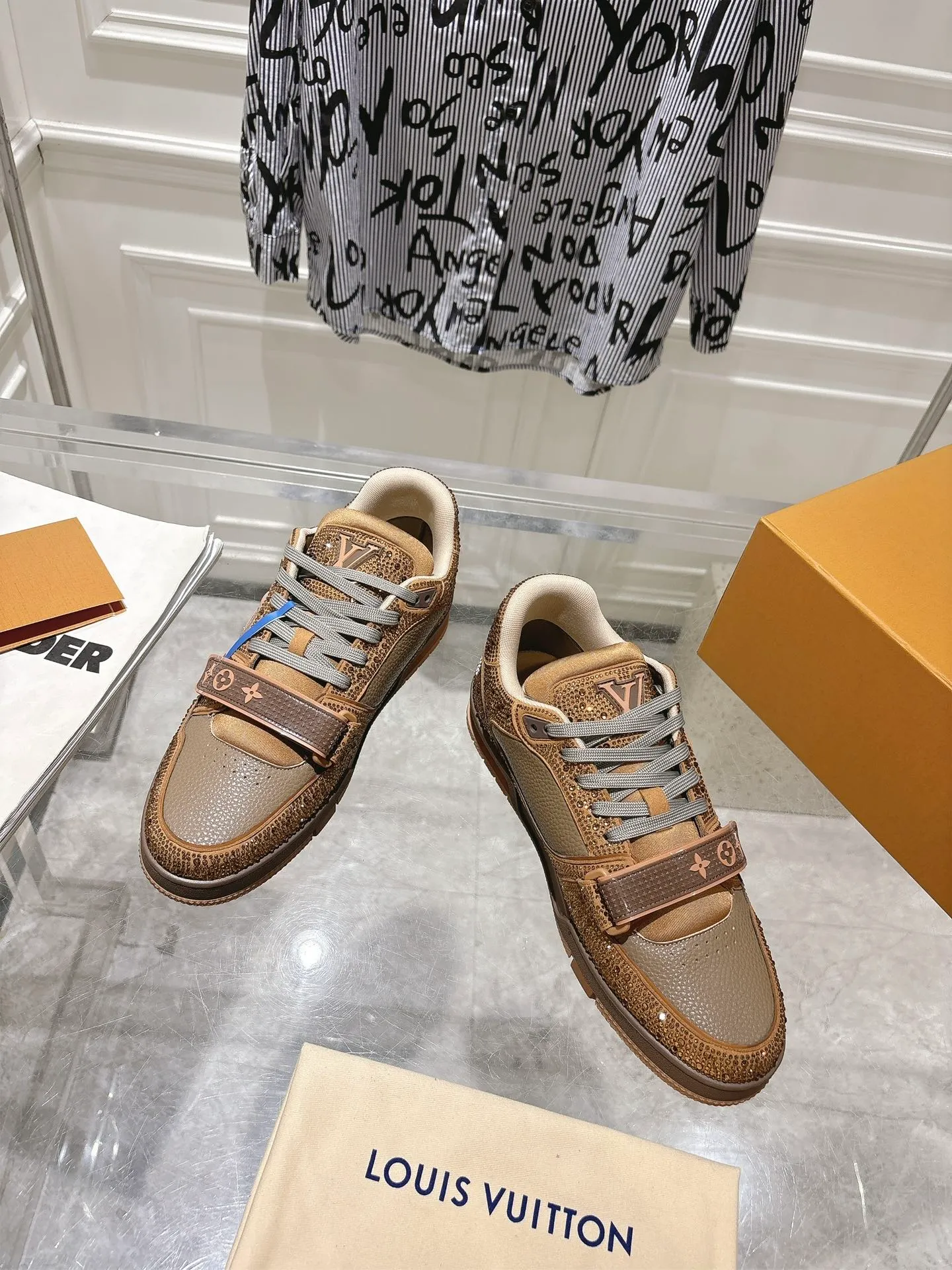 💕💕Factory direct selling price p840💕💕 Top version #couple style ⚠️ Comes with a full set of aviation box packaging ⚠️2️⃣0️⃣2️⃣5️⃣The hot LV full diamond 𝘁𝗿𝗮𝗶𝗻𝗲𝗿 series of the latest couple's sneakers, the quality has been upgraded again, the details are awesome It just doesn’t look too good! The model was sold out immediately within ten minutes of the official website going on sale. TPU outsole, mold fee is 2w+. The texture is comparable to the original version. The feet are made of polymeter micro-material and breathable British mesh. The details are the same as the original version. Please pay attention to distinguish the currency materials on the market. Size: Female 35-39, Male 39-45M
